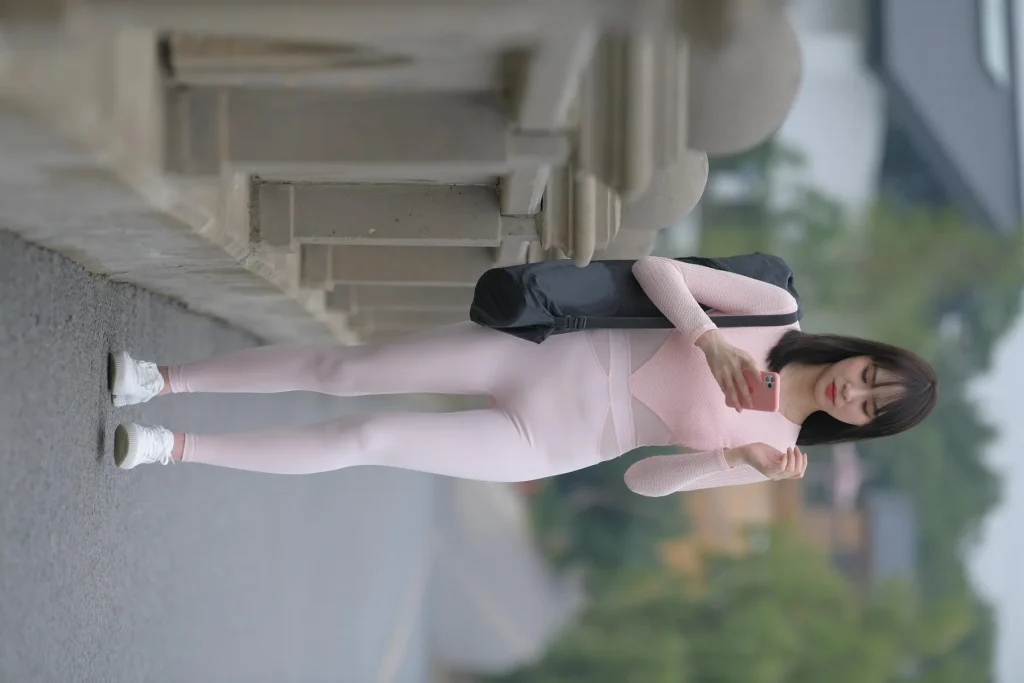 图片[1]-魔镜街拍粉色套装 | 一始摄影安静美女写真 | 854P+1V完整版-密语社