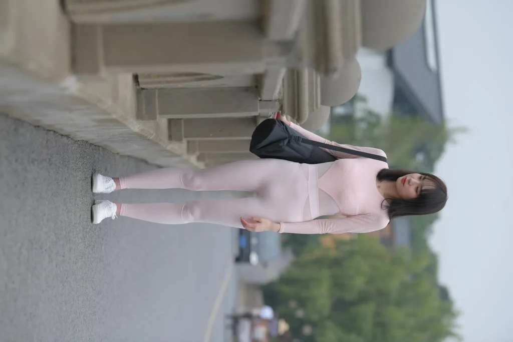 图片[2]-魔镜街拍粉色套装 | 一始摄影安静美女写真 | 854P+1V完整版-密语社