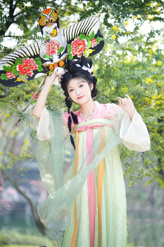 YITUYU艺图语 2025.04.06 合欢花开 梓榆喝点甜的呀-玫瑰图库