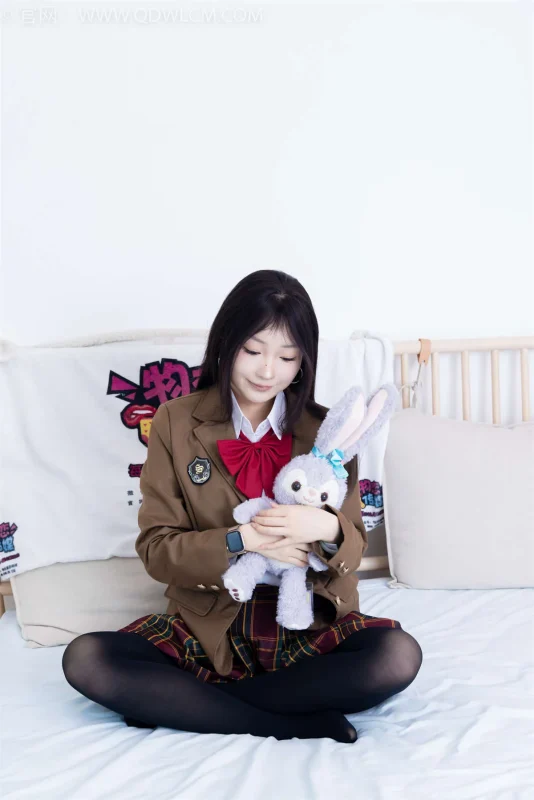 物恋传媒 NO.2367 嘟嘟-皮鞋、厚黑丝、jk制服、皮筋绑脚老头乐挠脚剧情-玫瑰图库